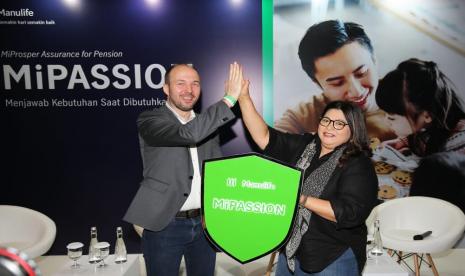 Presiden Direktur & CEO Manulife Indonesia Ryan Charland saat meluncurkan produk asuransi MiProsper Assurance for Pension (MiPassion) di Jakarta