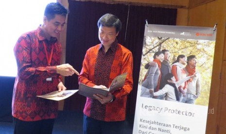 Presiden Direktur dan CEO PT Great Eastern Life Indonesia Clement Lien berbincang dengan Direktur Bank OCBC NISP Thomas Low usai peluncuran produk Legacy Protector di Jakarta, Kamis (7/9).