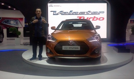 Presiden Direktur Hyundai Mobil Indonesia Mukiat Sutikno saat memperkenalkan Veloster Turbo