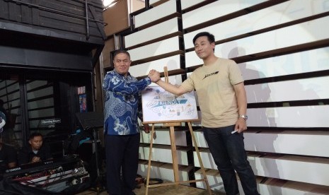 Presiden Direktur JNE M Feriadi (kiri) dan CEO PTS Dipta Imanto meluncurkan produk layanan bernama Friendly Logistics di Bandung, Selasa (27/2). 