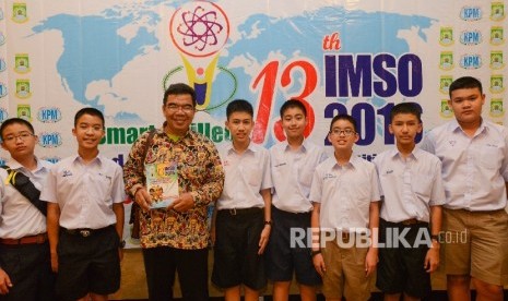 Presiden Direktur Klinik Pendidikan MIPA (KPM) Ridwan Hasan Saputra (ketiga kiri) berfoto bersama pelajar dari Thailand saat gladi resik untuk pembukaan nternational Matemathic and Sciencer Olimpiad (IMSO) di Hotel Allium, Kota Tangerang, Banten, Selasa (8