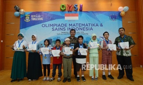 Presiden Direktur Klinik Pendidikan MIPA (KPM) Ridwan Hasan Saputra (tengah) berfoto bersama peraih medali emas seusai mengalungkan medali penghargaan dalam ajang Olimpiade Matematika dan Sains se-Indonesia (OMSI) 2016 yang diadakan di Kota Tangerang, 