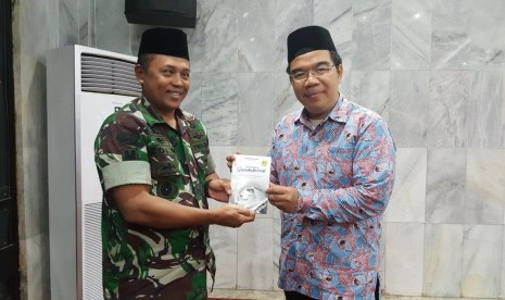 Presiden Direktur Klinik Pendidikan MIPA, Raden Ridwan Hasan Saputra (kanan) dan Ka Bintal Kopassus, Letkol CAJ Muftiono (kiri).