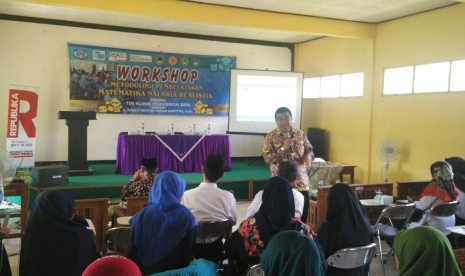 Presiden Direktur KPM Raden Ridwan Hasan Saputra memberikan motivasi cara berpikir supra rasional  di Pondok Pesantren (Ponpes) Tahfidz Alquran di Cijantung, Ciamis, Jawa Barat. 