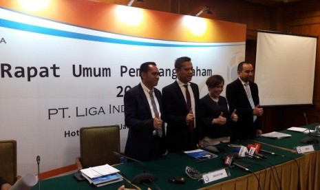 Presiden Direktur Liga Indonesia Baru (LIB) Berlinton Siahaan (kedua dari kiri) usai RUPS LIB di Jakarta.