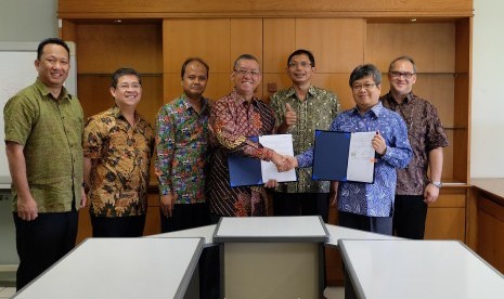 Presiden Direktur Lintasarta, Arya Damar (keempat dari kiri) dan Wakil Rektor Bidang Riset, Inovasi dan Kemitraan ITB, Prof. Dr. Ir. Bambang Riyanto Trilaksono (kedua dari kanan) saat penandatanganan Perjanjian Kerja Sama (PKS) yang dilaksanakan di Gedung Rektorat ITB Bandung (10/4).