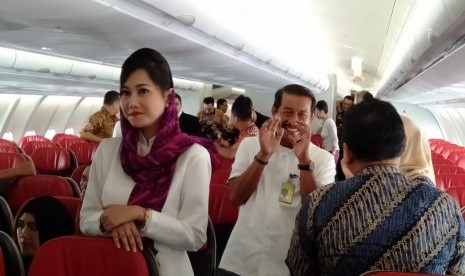 Presiden Direktur Lion Air Group Edward berfoto bersama di  pesawat baru Batik Air tipe Airbus 330-300 yang terparkir di apron Terminal 1 Bandara Soekarno-Hatta, Jumat (8/11) yang akan melayani penerbangan umrah mulai 10 Desember 2019. 