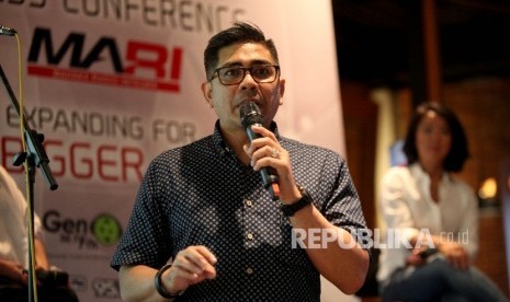 Presiden Direktur Mahaka Radio Integra (MARI) Adrian Syarkawie saat memberikan keterangan pers terkait pencapaian dan taget bisnis MARI kedepannya, Jakarta, Jumat (8/4).