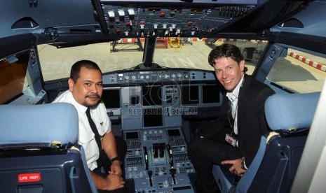  Presiden Direktur Mandala Airlines Paul Rombeek berfoto bersama pilot Captain Ditto Aria di dalam cockpit pesawat Airbus A320 terbaru di Bandara Internasional Soekarno Hatta, Tangerang, Banten, Kamis (14/3).   (Republika/Aditya Pradana Putra)