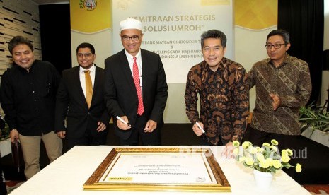 Presiden Direktur Maybank Indonesia Taswin Zakaria dan Ketua Umum Asphurindo, Syam Resfiadi menandatangani kerja sama strategis antara PT Bank Maybank Indonesia Tbk (Maybank Indonesia) melalui Unit Usaha Syariah (UUS Maybank Indonesia) menjalin kemitraan strategis dengan Asosiasi Penyelenggara Haji Umrah dan In-Bound Indonesia (Asphurindo) di kantor pusat Maybank Indonesia Senayan Jakarta pada Selasa (24/4).