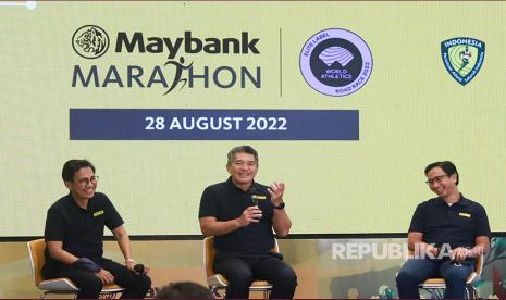 Presiden Direktur Maybank Indonesia, Taswin Zakaria (tengah) memaparkan rencana penyelenggaraan Maybank Marathon 2022 di Kantor Pusat Maybank Indonesia, Senayan, Jakarta, Rabu (30/3/2022). Maybank Indonesia kembali mempersembahkan rute asli dan favorit Maybank Marathon di kabupaten Gianyar, Bali.