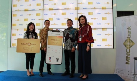 Presiden Direktur MNC Bank Mahdan (kedua kanan) saat peluncuran kartu kredit digital MNC Bank Loyalty Club.  