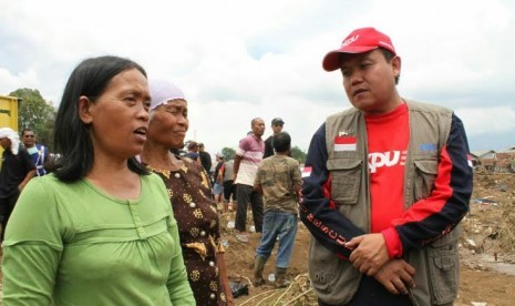 Presiden Direktur PKPU Agung Notowiguno mengunjungi pengungsi korban terdampak banjir bandang Garut, Ahad (29/9).