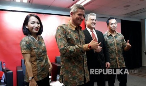 Presiden Direktur Prudential Indonesia Jens Reisch bersama Chief Investment Officer Prudential Indonesia mengumumkan kinerja bisnis 2016, Selasa, (18/4). 