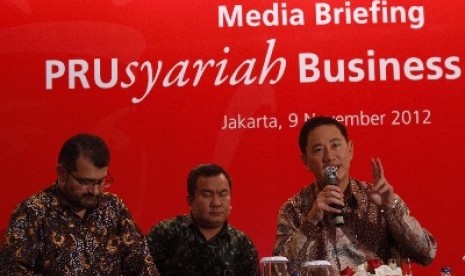 Presiden Direktur Prudential Indonesia, William Kuan (kanan), didampingi Direktur Bisnis Development Prudential Ahmir Ud Deen, memberikan paparan dalam media gathering di Hotel Ritz Carlton, Jakarta, Jumat (9/11).