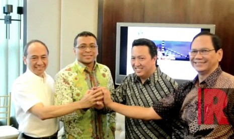 Presiden Direktur PT Adaro Energy Tbk (AE) Garibaldi Thohir (Kedua dari kanan)