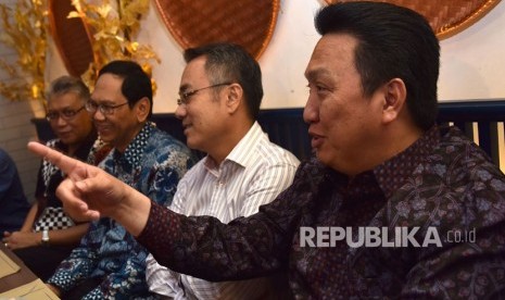 Presiden Direktur PT Adaro Energy Tbk Garibaldi Boy Thohir didampingi (dari kiri) Direktur PT Adaro Energy Tbk Mohammad Syah Indra Aman, Presiden Direktur PT Adaro Power Mohammad Effendi dan Direktur PT Adaro Energy Tbk David Tendian memberikan keterangan tentang ekspansi bisnis Adaro di sela acara buka puasa bersama wartawan di Jakarta, Rabu (30/5). 