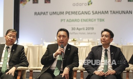 Presiden Direktur PT Adaro Energy Tbk Garibaldi Thohir (tengah) didampingi CFO PT Adaro Energy Tbk Lie Luckman (kiri) dan Wakil Presiden Direktur PT Adaro Energy Tbk Christian Ariano Rachmat (kanan) menjawab pertanyaan awak media seusai Rapat Umum Pemegang Saham Tahunan (RUPST) di Jakarta, Selasa (30/4/2019).