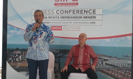 Presiden Direktur PT AKR Corporindo TBK, Haryanto (kanan), dan Direktur Teknik dan Teknologi Informasi Pelindo III Husein Latief memberikan keterangan pers.