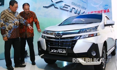 Presiden Direktur PT Astra Daihatsu Motor Tetsuo Miura (kanan) bersama Deputy Chief Executive Officer Supranoto (kiri) menunjukkan bagian dari mobil Daihatsu Grand New Xenia kepada media saat diluncurkan di Serpong, Tangerang, Banten, Selasa (15/1). Grand New Xenia menghadirkan varian baru dengan mesin 1.500 cc berteknologi Dual VVT-i dengan konsep modern, tough dan sporty, memiliki delapan pilihan warna serta dibandrol dengan harga Rp183.350.000 hingga Rp228.950.000.