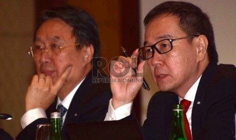  Presiden Direktur PT Astra International Tbk Prijono Sugiarto (kanan), dan Direktur Independen Gunawan Geniusahardja memberikan keterangan pers, Jakarta, Selasa (28/4).(Republika/ Yasin Habibi)