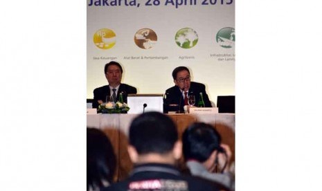  Presiden Direktur PT Astra International Tbk Prijono Sugiarto (kanan), dan Direktur Independen Gunawan Geniusahardja memberikan keterangan pers, Jakarta, Selasa (28/4).(Republika/ Yasin Habibi)