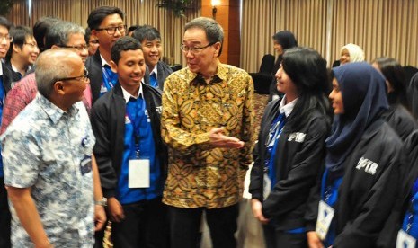 Presiden Direktur PT Astra International Tbk Prijono Sugiarto (berbatik lengan panjang) berbincang dengan para penerima program pendidikan Astra 1st 2014 pada pembukaan Astra Workshop Program 2014, yaitu kick off program Astra 1st  (3/9).