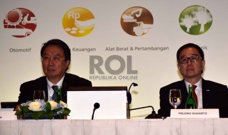 Presiden Direktur PT Astra International Tbk Prijono Sugiarto (kanan), dan Direktur Independen Gunawan Geniusahardja memberikan keterangan pers, Jakarta, Selasa (28/4). (Republika/ Yasin Habibi)