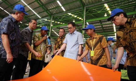 Presiden Direktur PT Astra International Tbk Prijono Sugiarto (ketiga kanan) didampingi Presiden Komisaris PT Astra Mitra Ventura (AMV) Suparno Djasmin (kiri), Komisaris AMV Johannes Loman (kanan), Presiden Direktur AMV Jefri R. Sirait (kedua kiri), Ketua Pengurus Yayasan Dharma Bhakti Astra (YDBA) Henry C. Widjaja (keempat kiri) berbincang dengan pemilik sekaligus pendiri PT Laksana Tekhnik Makmur (LTM) Suwarno (ketiga kiri) sambil melihat salah satu karya unggulan LTM pada kunjungan lapangan (genba) ke Usaha Mikro Kecil & Menengah (UMKM) mitra usaha AMV di Cileungsi, Kabupaten Bogor (5/9). 