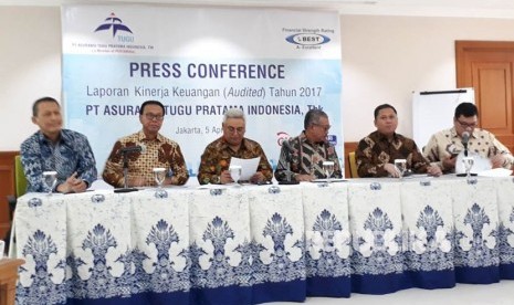 Presiden Direktur PT Asuransi Tugu Pratama Indonesia Tbk Indra Baruna (tengah) bersama direksi PT ATPI.