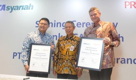 Presiden Direktur PT Bank BCA Syariah John Kosasih (kiri), Direktur Bank BCA Suwignyo Budiman (tengah), dan Presiden Direktur PT Prudential Life Assurance Jens Reisch (kanan).