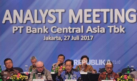 Presiden Direktur PT Bank Central Asia  (BCA) Jahja Setiaatmadja (ketiga kiri) bersama Wakil Presiden Direktur BCA Eugene Keith Galbraith (kedua kiri), Presiden Komisaris BCA D.E. Setijoso (kanan) dan Direktur BCA Subur Tan ( kiri) memberikan keterangan kepada media tentang Laporan Keuangan Semester I 2017 BCA di Jakarta, Kamis (27/7). 