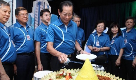 Presiden Direktur PT Bank Central Asia Tbk (BCA) Jahja Setiaatmadja disaksikan jajaran manajemen BCA melakukan pemotongan tumpeng sebagai ungkapan syukur memperingati HUT ke-60 BCA.