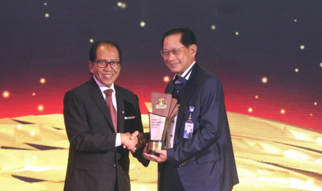 Presiden Direktur PT Bank Central Asia Tbk (BCA) Jahja Setiaatmadja meraih anugerah The Best CEO dari CNBC.