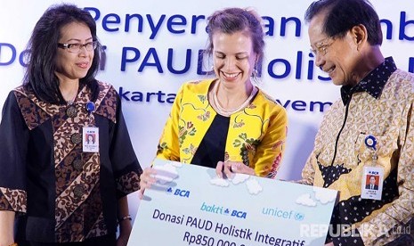 Presiden Direktur PT Bank Central Asia Tbk, Jahja Setiaatmadja (kanan) menyerahkan secara simbolis donasi  kepada Deputy Representative UNICEF, Lauren Rumble disaksikan Executive Vice President CSR BCA, Inge Setiawati (kiri) di Jakarta, Senin (20/11). Melalui program Bakti BCA ,kembali berpartisipasi mendukung peningkatan kualitas pendidikan anak usia dini 