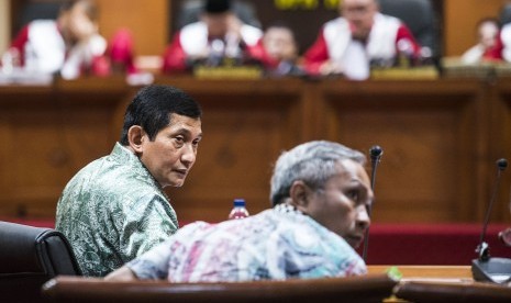 Presiden Direktur PT Freeport Indonesia Maroef Sjamsoeddin (kiri) menghadiri sidang etik Mahkamah Kehormatan Dewan (MKD) DPR di kompleks Parlemen, Senayan, Jakarta, Kamis (3/12).