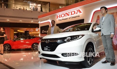 Presiden Direktur PT Honda Prospect Motor, Tomoki Uchida (kedua kanan) bersama Direktur Marketing & Purnajual PT Honda Prospect Motor (HPM) Jonfis Fandy (kanan) saat peluncuran New Honda HR-V dan CR-Z di Jakarta, Selasa (8/3). 