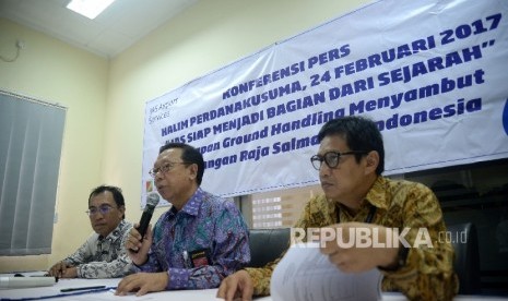 Presiden Direktur PT Jasa Angkasa Semesta (JAS) Adji Gunawan (tengah).