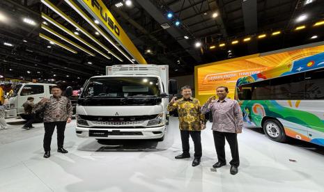 Presiden Direktur PT Krama Yudha Tiga Berlian (KTB) Motors Daisuke Okamoto (tengah) didampingi jajaran direksi KTB berfoto di Next Generation eCanter, truk Mitsubishi Fuso bertenaga listrik di arena pameran GIICOMVEC 2024 di Jakarta, Kamis (7/3/2024).