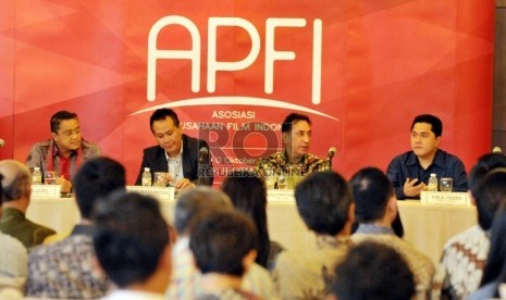 Presiden Direktur PT Mahaka Media Erick Thohir (kanan) dan sejumlah pelaku industri perfilman nasional saat peresmian Asosiasi Perusahaan Film Indonesia (APFI) di Jakarta, Senin (12/10). Pendirian APFI ini bertujuan untuk meningkatkan kualitas dan kreativi