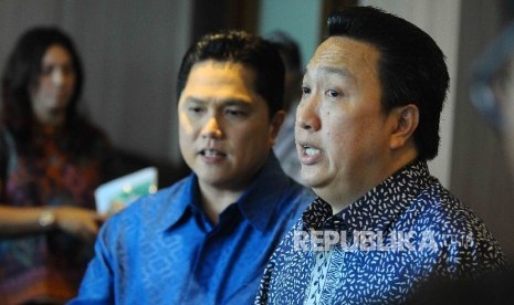 Presiden Direktur PT Mahaka Media Erick Thohir (kiri) bersama Presiden Direktur PT Adaro Energy Tbk (Adaro) Garibaldi Thohir memberi keterangan kepada wartawan seusai menyerahkan laporan data aset dan hartanya dalam program pengampunan pajak (tax amnesty) 