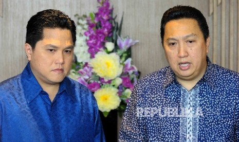 Presiden Direktur PT Mahaka Media Erick Thohir (kiri) bersama Presiden Direktur PT Adaro Energy Tbk (Adaro) Garibaldi Thohir