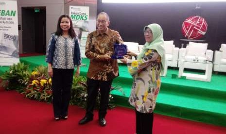 Presiden Direktur PT Manulife Aset Manajemen Indonesia (MAMI) Legowo Kusomonegara (batik cokelat) dalam peluncuran produk baru reksadana pasar uang syariah bernama Manulife Dana Kas Syariah (MDKS) di Jakarta, Jumat (31/8). Produk ini menawarkan minimal setoran yang terjangkau, yakni mulai dari Rp 10ribu. 