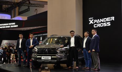 Presiden Direktur PT Mitsubishi Motor Krama Yudha Sales Indonesia (MMKSI) Naoya Nakamura (kedua kiri) bersama jajaran direksi lainnya berfoto di samping mobil Mitsubishi New Xpander Cross yang baru diluncurkan pada pameran otomotif Gaikindo Indonesia International Auto Show (GIIAS) 2022 di Indonesia Convention Exhibition (ICE) BSD, Serpong, Tangerang, Banten, Kamis (11/8/2022). Model baru ini dilengkapi dengan peningkatan kualitas diberbagai fitur seperti keamanan, keagresifan sebuah SUV dengan tagline Rise To Your Lifes Adventure dan dibanderol seharga Rp300 jutaan. 