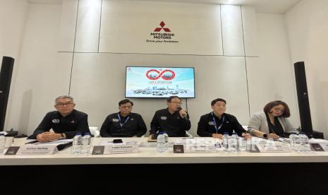 Presiden Direktur PT MMKSI Atsushi Kurita (tengah) didampingi jajaran direksi memberikan keterangan terkait program dan target perusahaan di ajang Gaikindo Jakarta Auto Week (GJAW) 2024 di ICE BSD, Senin (25/11/2024).