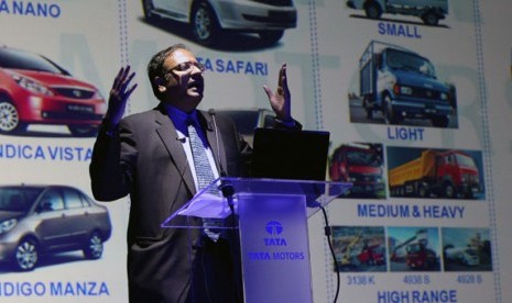 Presiden Direktur PT Tata Motors Indonesia (TMI), Biswadev Sengupta berbicara pada peresmian Tata Motors Indonesia, di Jakarta, Selasa (11/9).