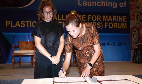 Presiden Direktur PT Tirta Investama (Danone AQUA) Corine Tap dan Country Manager Production, H&M Indonesia Jessica Vilhelmsson menandatangani komitmen kerja sama proyek 