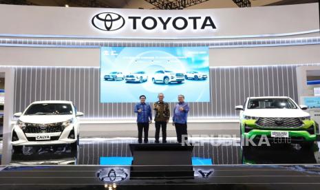 Presiden Direktur PT Toyota-Astra Motor (TAM) Hiroyuki Ueda (Tengah), Presiden Direktur PT Toyota Motor Manufacturing Indonesia (TMMIN)  Nandi Julyanto (Kanan), Wakil Presiden Direktur TAM Henry Tanoto (Kiri) berfoto bersama diantara  Toyota Kijang Innova Zenix HEV Flexy Fuel Concept dan Toyota  Calya Green Fuel  yang ditampilkan di booth Toyota  pada pembukaan pameran otomotif  GAIKINDO Jakarta Auto Week (GJAW) 2024, di BSD City Tangerang,  Banten, Jumat (22/11). 