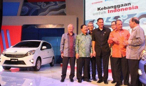 Presiden Direktur PT Toyota Astra Motor (TAM) Johnny Darmawan (2 kiri) bersama Executive Vice President Toyota Motor Corporation Yukitoshi Funo (3 kiri) berbincang bersama Menteri Perindustrian MS Hidayat (2 kanan), Menteri Perdagangan Gita Wirjawan, (4 ki