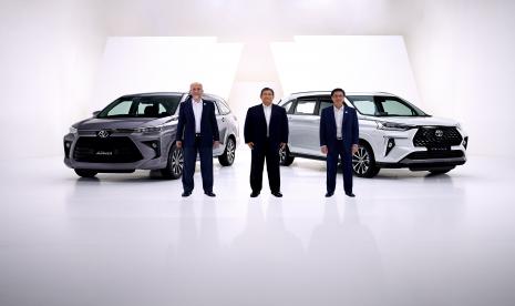 Presiden Direktur PT Toyota-Astra Motor (TAM) Susumu Matsuda (tengah), Presiden Direktur PT Toyota Motor Manufacturing Indonesia (TMMIN) Warih Andang Tjahjono (kiri) dan Wakil Presiden Direktur TAM Henry Tanoto (kanan) berfoto di depan All New Veloz dan All New Avanza, pada acara launching kedua produk MPV 7-seater terbaru Toyota tersebut bertema “World Premiere of All New Veloz dan All New Avanza” yang dilakukan secara digital, di Jakarta, Rabu (10/11).